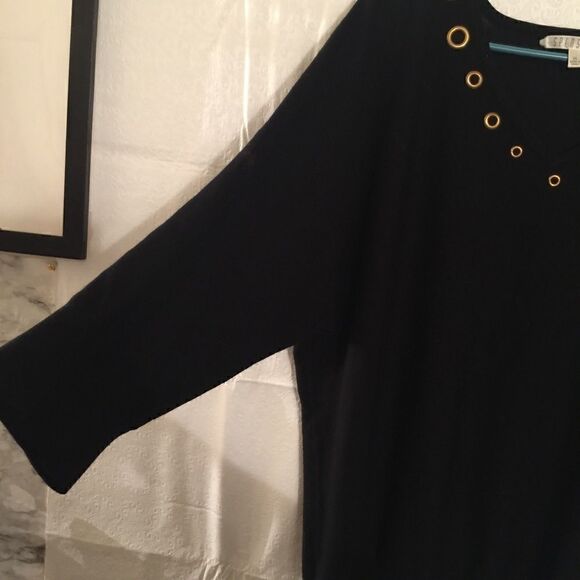 2X Spense Gorgeous lite weight soft eyelet VNeck - Picture 2 of 6